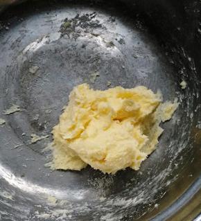 将黄油和糖粉混合均匀