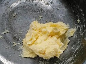 将黄油和糖粉混合均匀