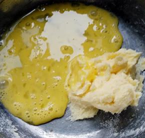 加入全蛋液，搅拌均匀