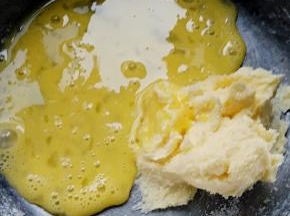 加入全蛋液，搅拌均匀