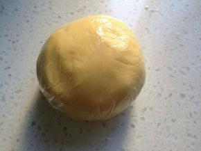 筛入低筋粉，揉成団，包保鲜膜，放冰箱冷藏半小时