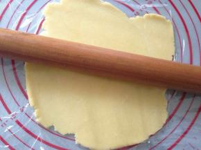 将冷藏后的面团隔保鲜膜擀薄