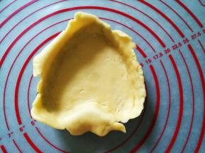 铺入派盘，将底部和四周贴紧