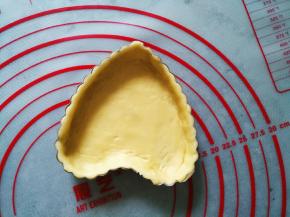 用擀面杖在派盘上面擀一下，轻松去除多余派皮