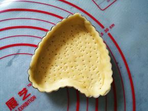 在派皮上插孔，避免烘烤时鼓起