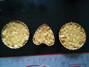 将冷却好的馅料放入派盘