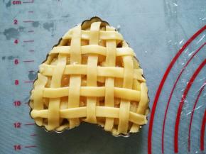 在派盘上编网格，去除多余部分，表面抹蛋液