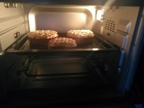 放入预热好的烤箱上火190度下火200度，烘烤20分钟

