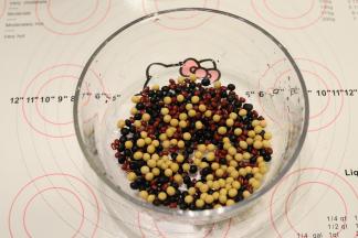 将黄豆、红豆、黑豆洗净，放入碗内。