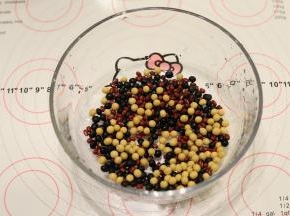 将黄豆、红豆、黑豆洗净，放入碗内。