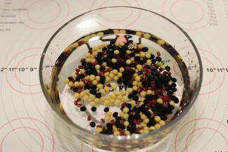 倒入适量的清水浸泡4小时以上。