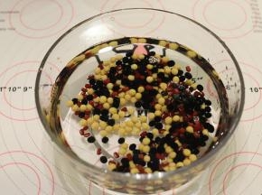 倒入适量的清水浸泡4小时以上。