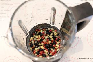 泡好的三种豆倒入西屋破壁机料理杯内（喜欢甜豆浆可以放入适量的冰糖）。