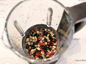 泡好的三种豆倒入西屋破壁机料理杯内（喜欢甜豆浆可以放入适量的冰糖）。