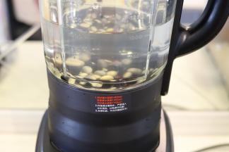 将料理杯安装到主机上。