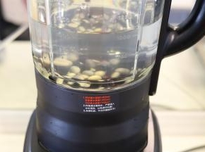 将料理杯安装到主机上。