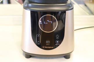 在破壁机菜单内，选择豆浆功能，按开始键开始，机器开始自动制作。