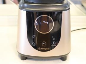 在破壁机菜单内，选择豆浆功能，按开始键开始，机器开始自动制作。