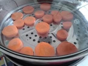 胡萝卜刨皮切薄片，隔水蒸10分钟左右，蒸熟。