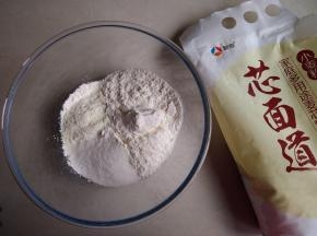 面粉、奶粉和糖倒入和面盆里