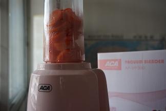 用ACA料理机将蒸熟的胡萝卜和80克水搅拌成胡萝卜泥。倒出9克左右的胡萝卜汁温热后加入1.5克酵母，搅拌溶解