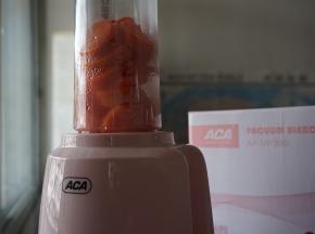 用ACA料理机将蒸熟的胡萝卜和80克水搅拌成胡萝卜泥。倒出9克左右的胡萝卜汁温热后加入1.5克酵母，搅拌溶解