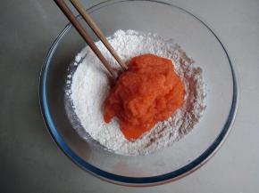 倒入酵母水和适量的胡萝卜泥，这里打的胡萝卜泥不需要加这么多的，切记！剩余的胡萝卜泥我作其他用途，你也可以打少一点胡萝卜