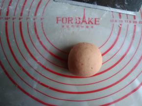 和成偏硬一点的面团，还能看到一点点胡萝卜丝。再做绿色面团，酵母溶于水，将所有绿色面团的材料和成团即可