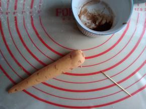 可可粉和一丁点水拌一下，用牙签沾点可可液，在胡萝卜身上划出数道纹路