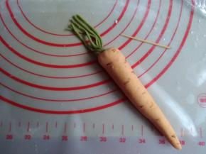 用牙签把它插在顶部，上面沾点可可液