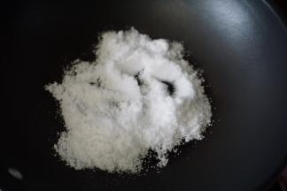 热锅后放入盐小火翻炒