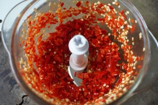 然后将辣椒搅打成碎末，不要搅打太碎