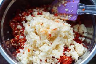 将搅打好的蒜末倒入辣椒碎的料理盆里