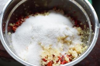 再将炒好的盐倒入料理盆里