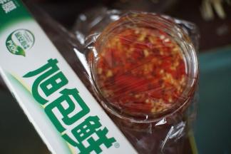 最后用保鲜膜封住封口，盖上盖子放阴凉处15～30天，打开没有新鲜的辣椒味即可食用