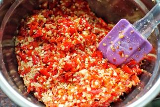 然后用刮刀将料理盆里所有的材料搅拌均匀后静置半小时