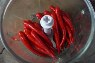 辣椒去蒂后放入搅拌机中
