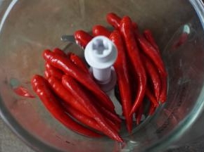 辣椒去蒂后放入搅拌机中