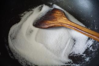 炒至盐干爽，炒至盐稍微发黄即可