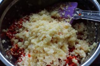 姜去皮后擦成姜泥