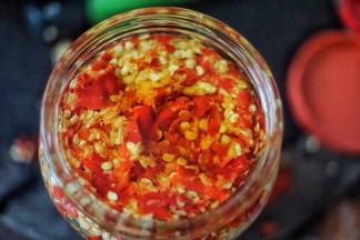 再勺满剁椒，淋入菜籽油和香油