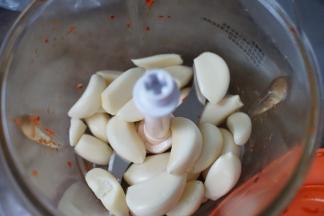 蒜头去皮放入搅拌机中