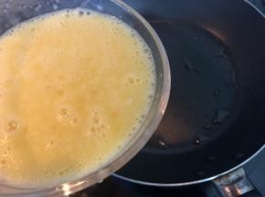 平底锅小火，刷油，分次倒入鸡蛋液，不用太多，我分了4次