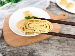 卷起，重复直到鸡蛋倒完，再煎一分钟左右熟透即可