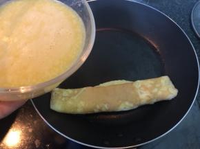 推到一边，延边倒入蛋液