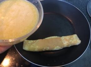 推到一边，延边倒入蛋液