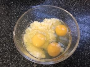 豆腐捣碎加入鸡蛋搅拌均匀