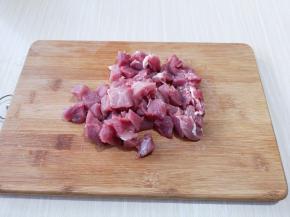 里脊肉洗干净，切小块。（肉块的大小根据自己喜欢，建议不要切的过大）