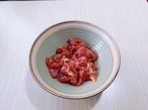 戴上食品手套，再次抓拌均匀，腌制2小时以上。（上班族早上腌制好放冰箱里，晚上回来烤也极好哒，因为腌制的时间越长，越入味儿！）