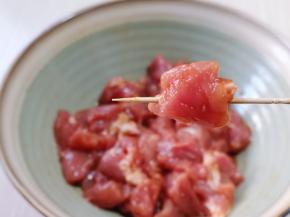 腌制好的肉用牙签串起来！（也可以一根牙签串两块儿肉）